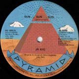 Jakki – Sun…Sun…Sun b/w Phil Medley & The M.V.B. Orchestra – Snap It – Pyramid 12″